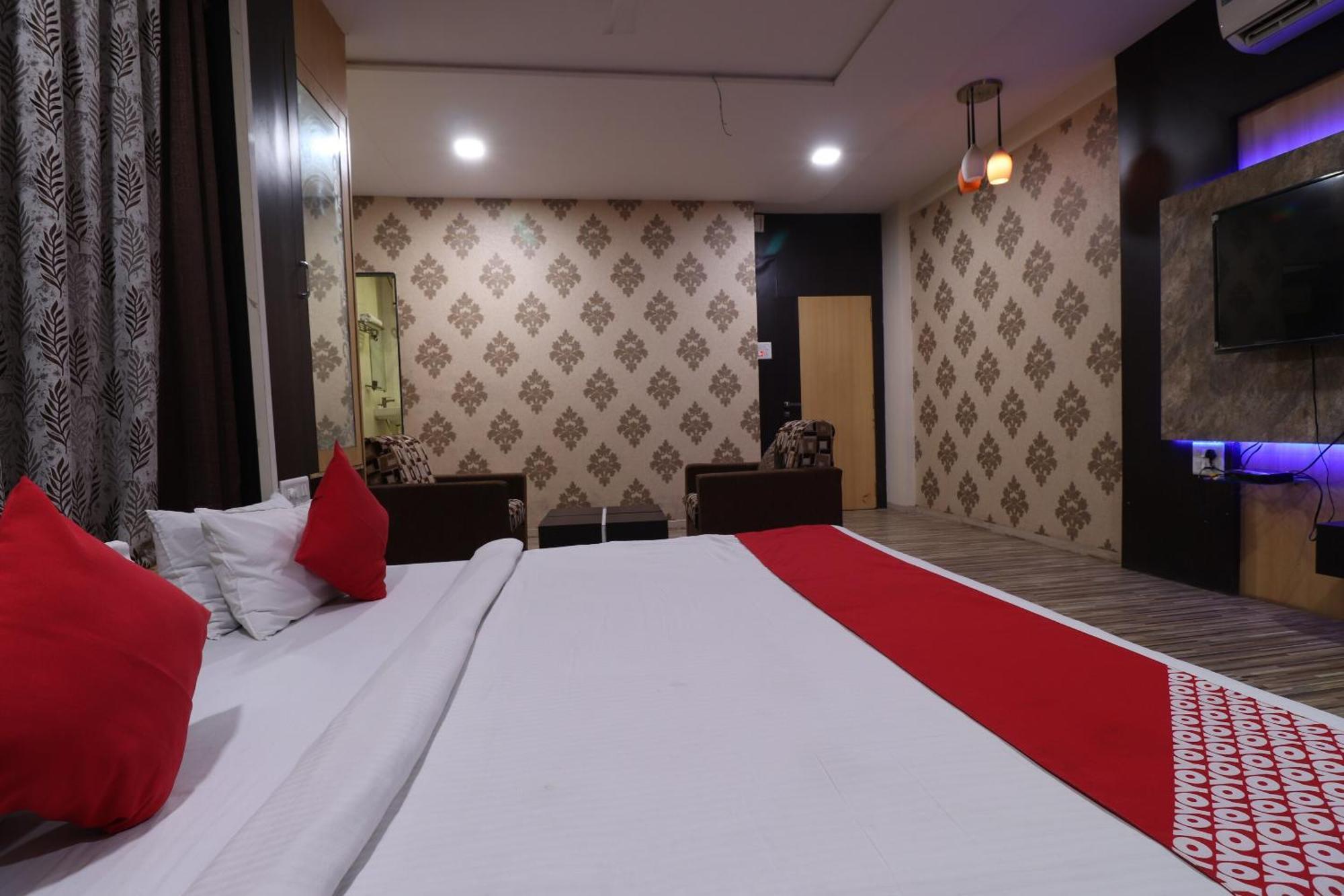 Hotel O Shri Sai Niwara Lodge Dhule エクステリア 写真