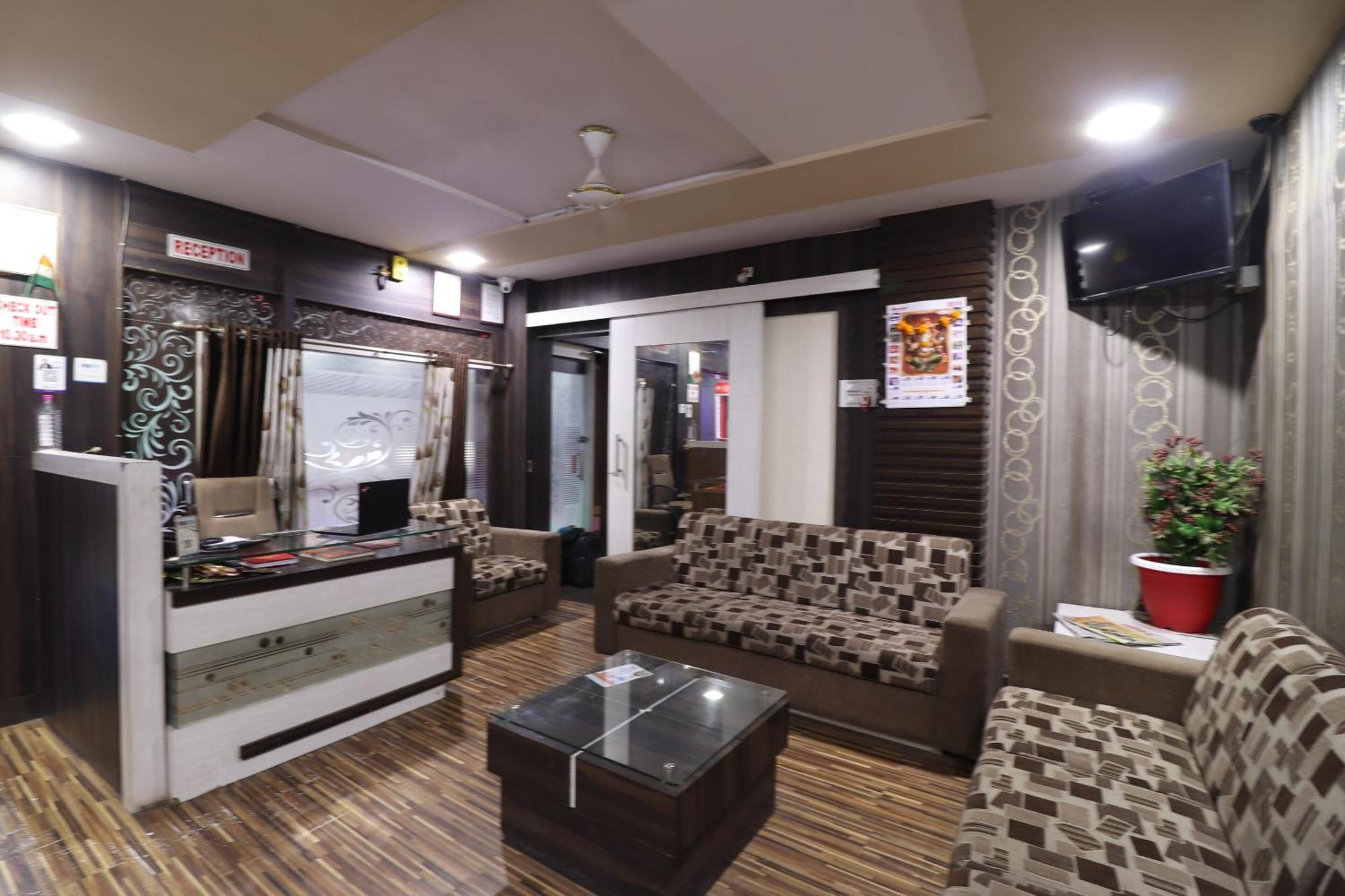 Hotel O Shri Sai Niwara Lodge Dhule エクステリア 写真