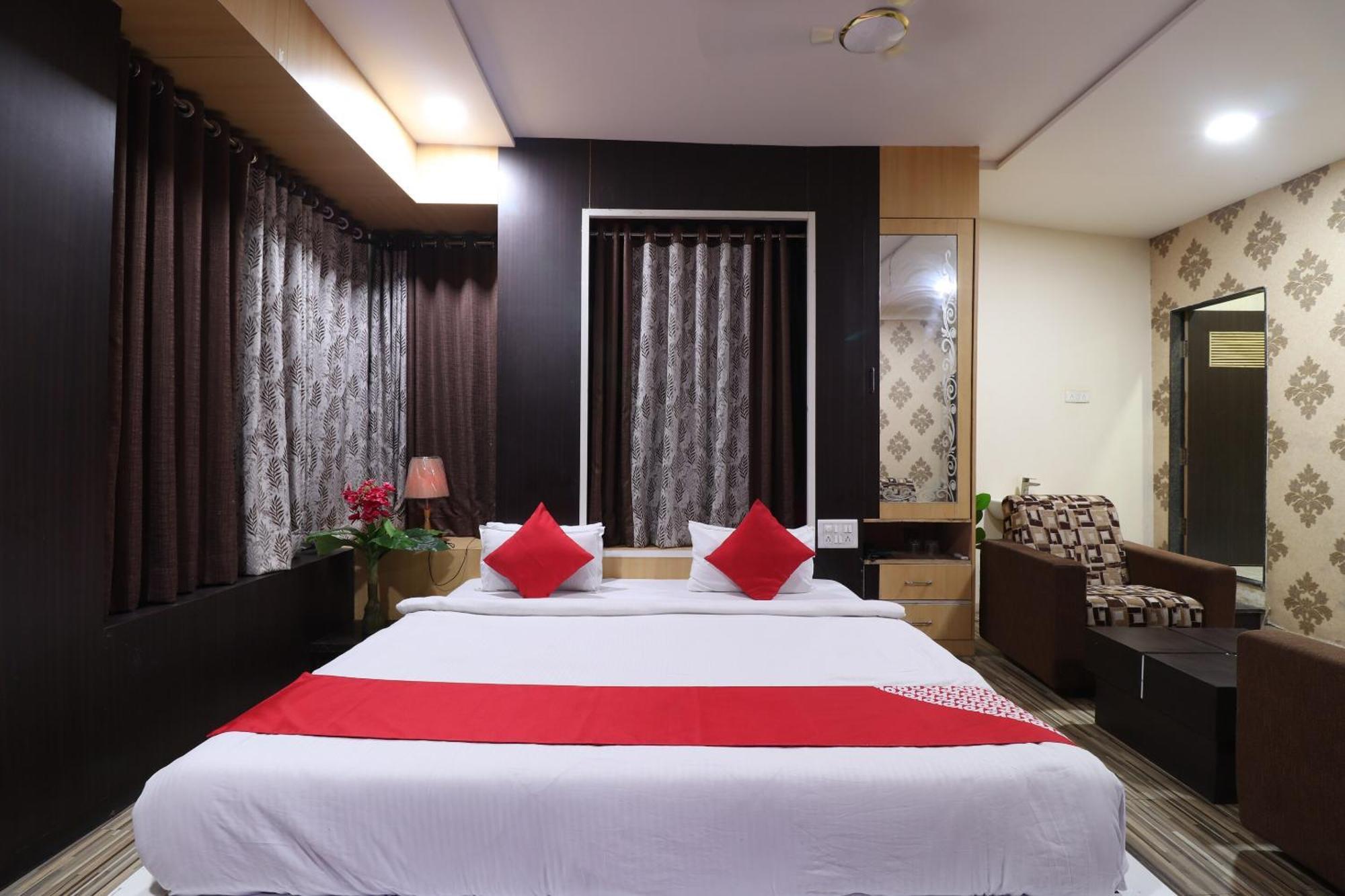 Hotel O Shri Sai Niwara Lodge Dhule エクステリア 写真